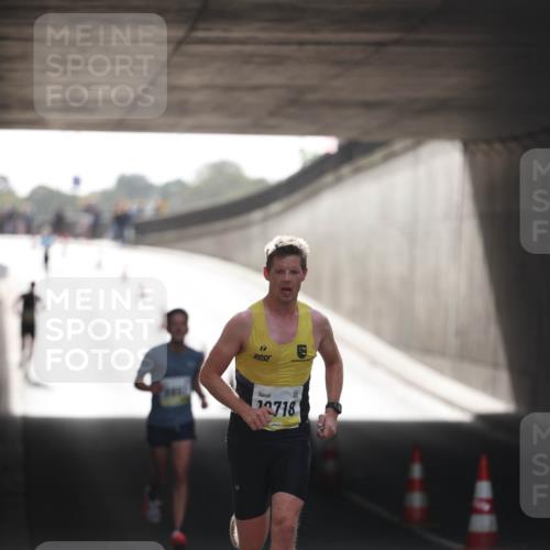 05.10.2025 - 20. swb-Marathon Bremen Michael Strokosch http://msf.ph/oto/9209827 05.10.2025 10:30:43 Laufen 11718 meine-sportfotos.de