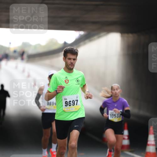 05.10.2025 - 20. swb-Marathon Bremen Michael Strokosch http://msf.ph/oto/9209942 05.10.2025 10:31:48 Laufen 9694, 9697, 02061, 1053 meine-sportfotos.de
