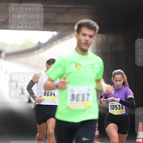 05.10.2025 - 20. swb-Marathon Bremen Michael Strokosch http://msf.ph/oto/9209946 05.10.2025 10:31:49 Laufen 9694, 9697, 10538 meine-sportfotos.de
