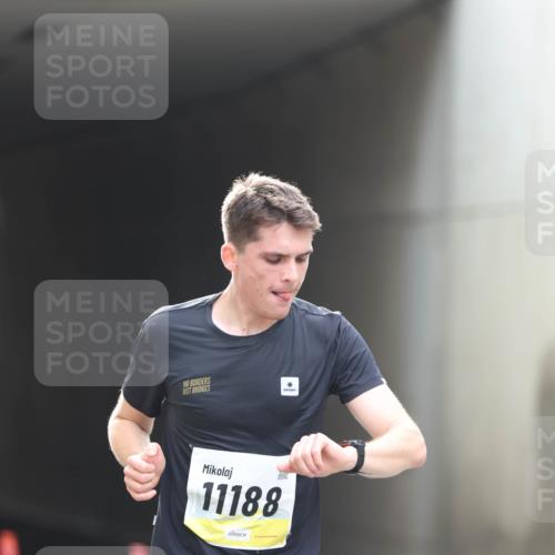 05.10.2025 - 20. swb-Marathon Bremen Michael Strokosch http://msf.ph/oto/9210004 05.10.2025 10:32:21 Laufen 11188 meine-sportfotos.de