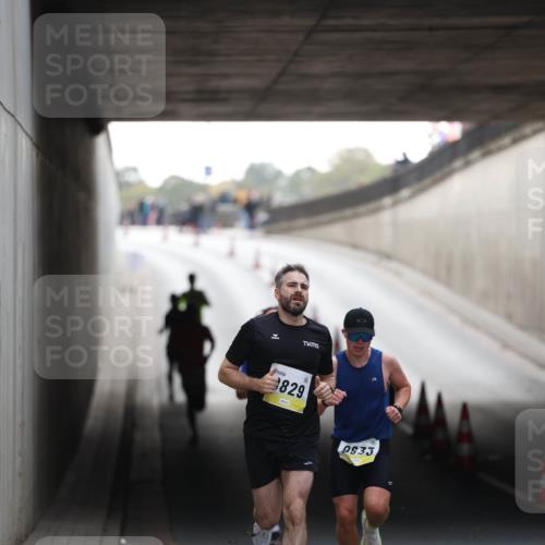 05.10.2025 - 20. swb-Marathon Bremen Michael Strokosch http://msf.ph/oto/9210037 05.10.2025 10:32:46 Laufen 829, 9833 meine-sportfotos.de
