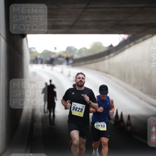05.10.2025 - 20. swb-Marathon Bremen Michael Strokosch http://msf.ph/oto/9210038 05.10.2025 10:32:46 Laufen 9829, 9833 meine-sportfotos.de