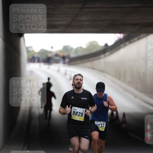 05.10.2025 - 20. swb-Marathon Bremen Michael Strokosch http://msf.ph/oto/9210039 05.10.2025 10:32:47 Laufen 9829, 833 meine-sportfotos.de