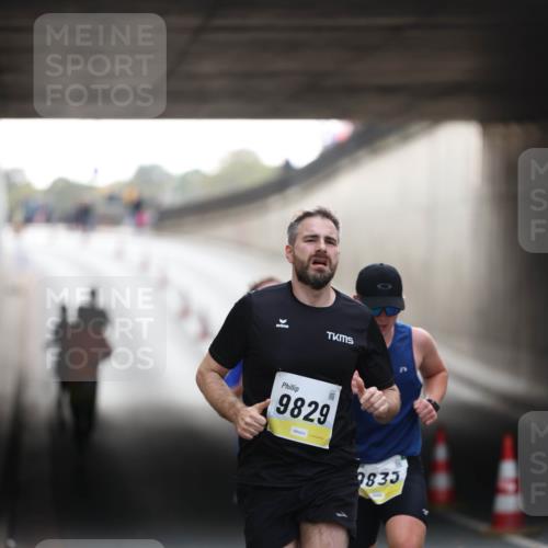 05.10.2025 - 20. swb-Marathon Bremen Michael Strokosch http://msf.ph/oto/9210046 05.10.2025 10:32:48 Laufen 9829, 9833 meine-sportfotos.de