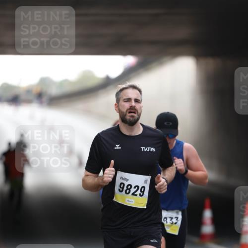 05.10.2025 - 20. swb-Marathon Bremen Michael Strokosch http://msf.ph/oto/9210048 05.10.2025 10:32:49 Laufen 9829, 933 meine-sportfotos.de