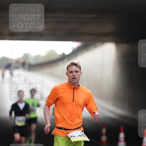 05.10.2025 - 20. swb-Marathon Bremen Michael Strokosch http://msf.ph/oto/9210059 05.10.2025 10:32:57 Laufen  meine-sportfotos.de