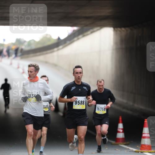 05.10.2025 - 20. swb-Marathon Bremen Michael Strokosch http://msf.ph/oto/9210120 05.10.2025 10:33:31 Laufen 1034, 9586, 021, 10358 meine-sportfotos.de