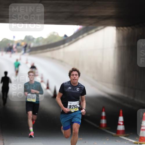 05.10.2025 - 20. swb-Marathon Bremen Michael Strokosch http://msf.ph/oto/9210160 05.10.2025 10:33:59 Laufen 9966, 9755 meine-sportfotos.de