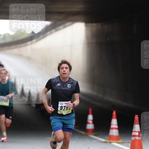 05.10.2025 - 20. swb-Marathon Bremen Michael Strokosch http://msf.ph/oto/9210163 05.10.2025 10:34:00 Laufen 9753 meine-sportfotos.de