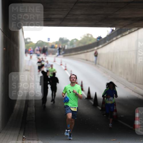 05.10.2025 - 20. swb-Marathon Bremen Michael Strokosch http://msf.ph/oto/9210218 05.10.2025 10:34:35 Laufen 9341, 2000 meine-sportfotos.de