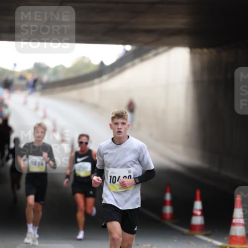 05.10.2025 - 20. swb-Marathon Bremen Michael Strokosch http://msf.ph/oto/9210266 05.10.2025 10:34:55 Laufen 1694, 014, 1040 meine-sportfotos.de