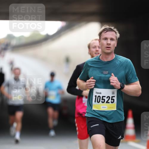 05.10.2025 - 20. swb-Marathon Bremen Michael Strokosch http://msf.ph/oto/9210327 05.10.2025 10:35:19 Laufen 10525, 222 meine-sportfotos.de