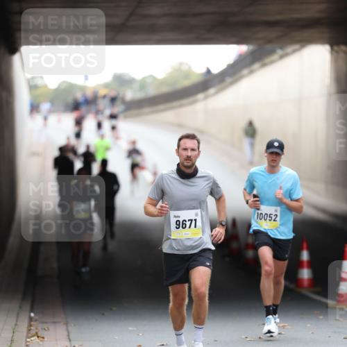 05.10.2025 - 20. swb-Marathon Bremen Michael Strokosch http://msf.ph/oto/9210329 05.10.2025 10:35:21 Laufen 9671, 10052 meine-sportfotos.de