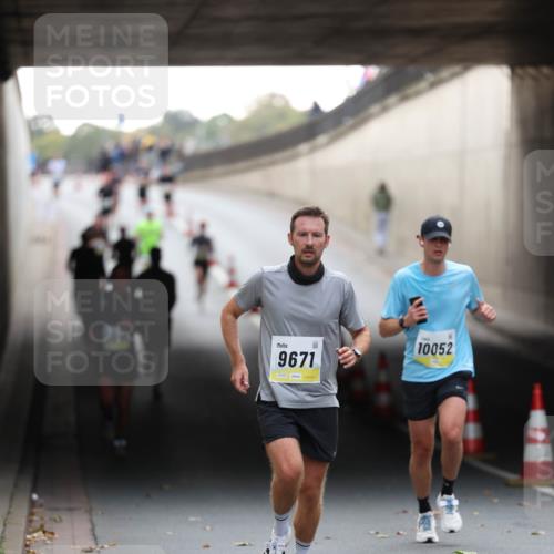 05.10.2025 - 20. swb-Marathon Bremen Michael Strokosch http://msf.ph/oto/9210330 05.10.2025 10:35:21 Laufen 9671, 10052 meine-sportfotos.de