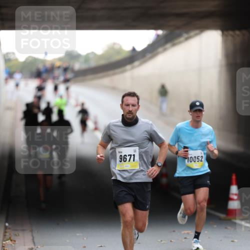 05.10.2025 - 20. swb-Marathon Bremen Michael Strokosch http://msf.ph/oto/9210331 05.10.2025 10:35:21 Laufen 9671, 10052 meine-sportfotos.de