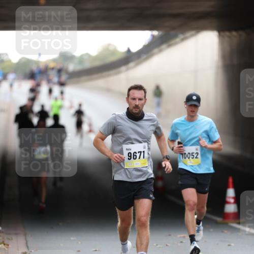 05.10.2025 - 20. swb-Marathon Bremen Michael Strokosch http://msf.ph/oto/9210332 05.10.2025 10:35:21 Laufen 9671, 10052 meine-sportfotos.de