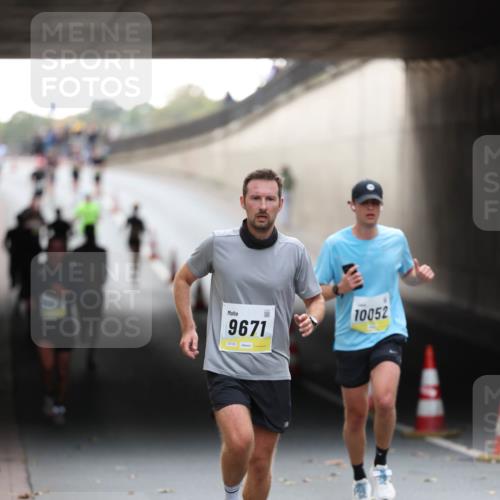 05.10.2025 - 20. swb-Marathon Bremen Michael Strokosch http://msf.ph/oto/9210333 05.10.2025 10:35:22 Laufen 10052, 9671 meine-sportfotos.de