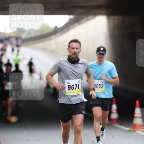 05.10.2025 - 20. swb-Marathon Bremen Michael Strokosch http://msf.ph/oto/9210335 05.10.2025 10:35:22 Laufen 9671, 02129, 0052 meine-sportfotos.de