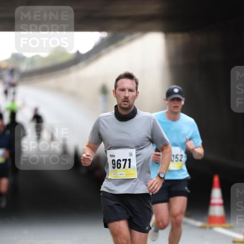 05.10.2025 - 20. swb-Marathon Bremen Michael Strokosch http://msf.ph/oto/9210337 05.10.2025 10:35:23 Laufen 9671, 02129, 052 meine-sportfotos.de