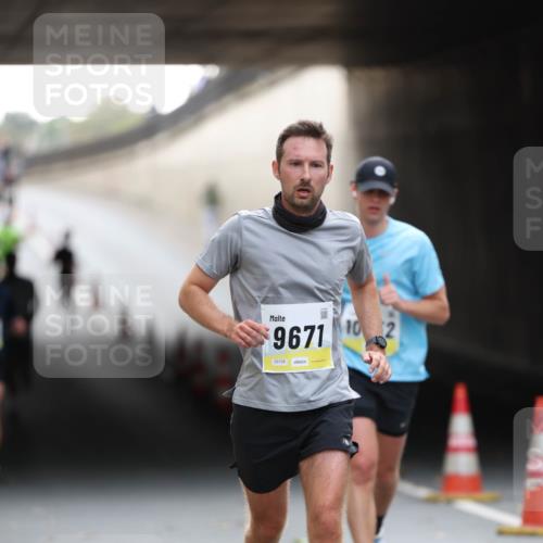 05.10.2025 - 20. swb-Marathon Bremen Michael Strokosch http://msf.ph/oto/9210338 05.10.2025 10:35:23 Laufen 9671, 02129, 102 meine-sportfotos.de
