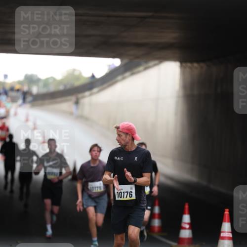 05.10.2025 - 20. swb-Marathon Bremen Michael Strokosch http://msf.ph/oto/9210378 05.10.2025 10:35:46 Laufen 10176 meine-sportfotos.de