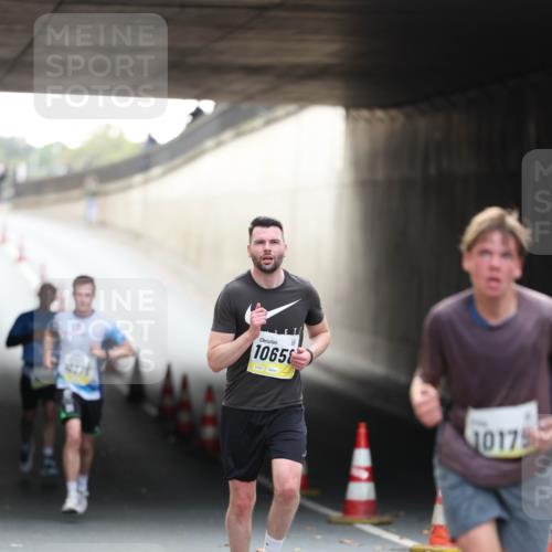 05.10.2025 - 20. swb-Marathon Bremen Michael Strokosch http://msf.ph/oto/9210390 05.10.2025 10:35:51 Laufen 1065, 10179 meine-sportfotos.de