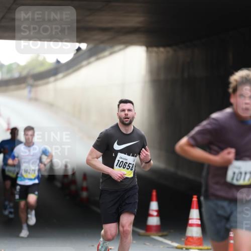 05.10.2025 - 20. swb-Marathon Bremen Michael Strokosch http://msf.ph/oto/9210391 05.10.2025 10:35:51 Laufen 10658, 1017 meine-sportfotos.de