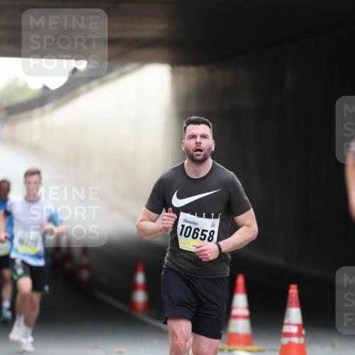 05.10.2025 - 20. swb-Marathon Bremen Michael Strokosch http://msf.ph/oto/9210396 05.10.2025 10:35:52 Laufen 10658 meine-sportfotos.de
