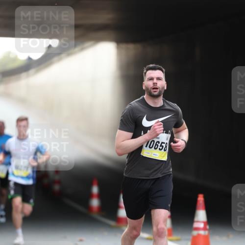 05.10.2025 - 20. swb-Marathon Bremen Michael Strokosch http://msf.ph/oto/9210397 05.10.2025 10:35:52 Laufen 131, 10658 meine-sportfotos.de
