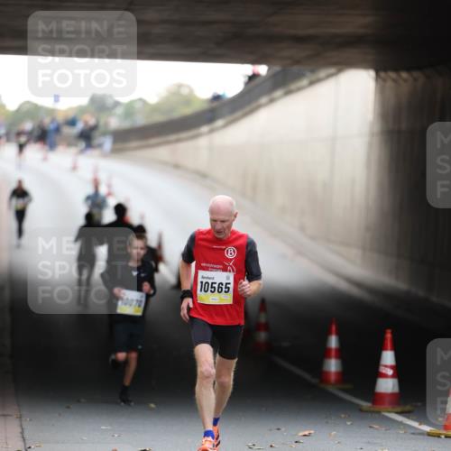 05.10.2025 - 20. swb-Marathon Bremen Michael Strokosch http://msf.ph/oto/9210417 05.10.2025 10:36:03 Laufen 9, 0070, 10565 meine-sportfotos.de