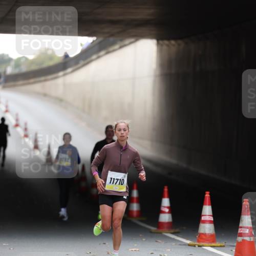 05.10.2025 - 20. swb-Marathon Bremen Michael Strokosch http://msf.ph/oto/9210506 05.10.2025 10:37:00 Laufen 11710 meine-sportfotos.de