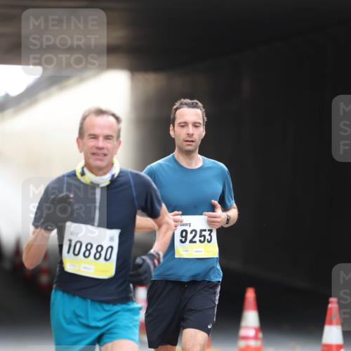 05.10.2025 - 20. swb-Marathon Bremen Michael Strokosch http://msf.ph/oto/9210568 05.10.2025 10:37:28 Laufen 10880, 9253, 018321 meine-sportfotos.de