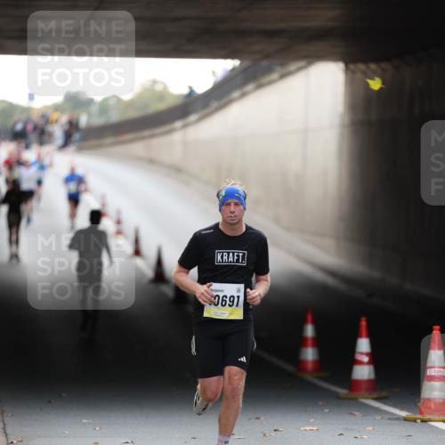 05.10.2025 - 20. swb-Marathon Bremen Michael Strokosch http://msf.ph/oto/9210572 05.10.2025 10:37:31 Laufen 9691 meine-sportfotos.de