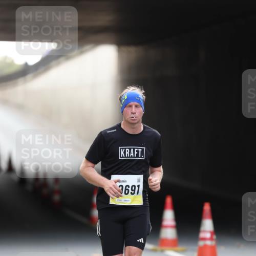 05.10.2025 - 20. swb-Marathon Bremen Michael Strokosch http://msf.ph/oto/9210579 05.10.2025 10:37:33 Laufen 3691, 01880 meine-sportfotos.de