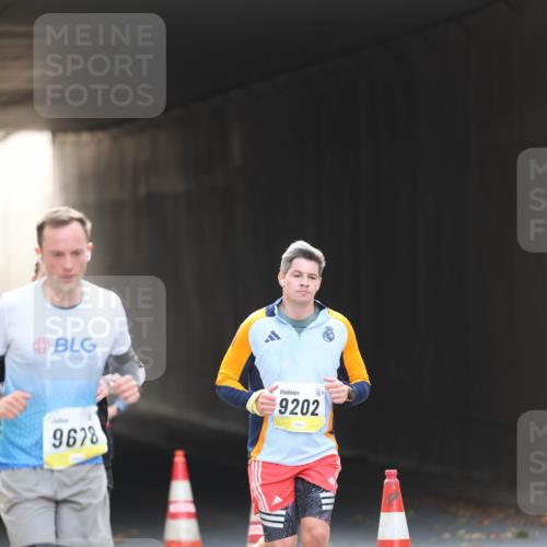 05.10.2025 - 20. swb-Marathon Bremen Michael Strokosch http://msf.ph/oto/9210929 05.10.2025 10:40:31 Laufen 9678, 9202 meine-sportfotos.de