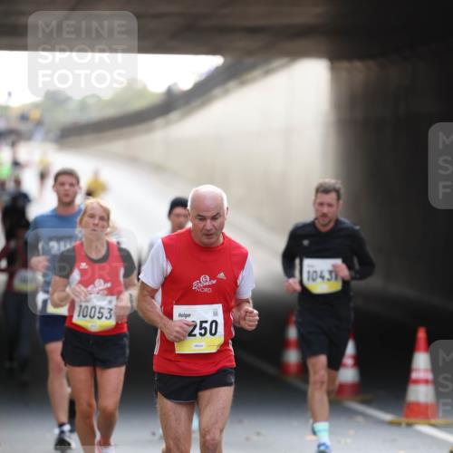05.10.2025 - 20. swb-Marathon Bremen Michael Strokosch http://msf.ph/oto/9210942 05.10.2025 10:40:37 Laufen 10053, 1043, 250 meine-sportfotos.de