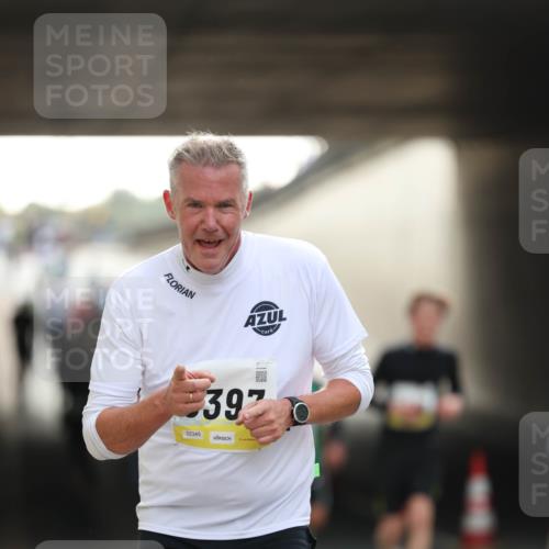05.10.2025 - 20. swb-Marathon Bremen Michael Strokosch http://msf.ph/oto/9211043 05.10.2025 10:41:25 Laufen 02345, 392 meine-sportfotos.de