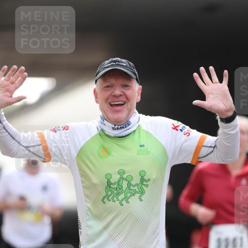 05.10.2025 - 20. swb-Marathon Bremen Michael Strokosch http://msf.ph/oto/9211085 05.10.2025 10:41:46 Laufen 3961 meine-sportfotos.de
