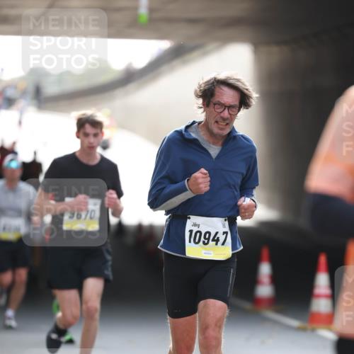 05.10.2025 - 20. swb-Marathon Bremen Michael Strokosch http://msf.ph/oto/9211148 05.10.2025 10:42:20 Laufen 9670, 10947 meine-sportfotos.de