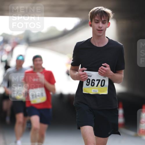05.10.2025 - 20. swb-Marathon Bremen Michael Strokosch http://msf.ph/oto/9211157 05.10.2025 10:42:22 Laufen 9670, 1144 meine-sportfotos.de