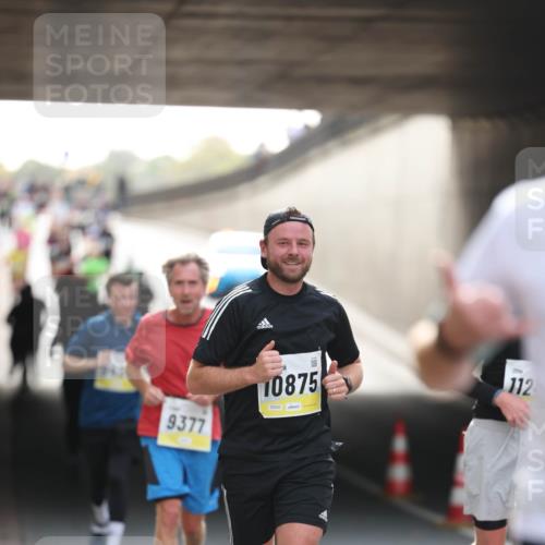 05.10.2025 - 20. swb-Marathon Bremen Michael Strokosch http://msf.ph/oto/9211220 05.10.2025 10:42:51 Laufen 9377, 10875, 02530, 112 meine-sportfotos.de