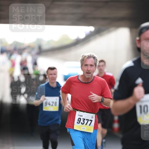 05.10.2025 - 20. swb-Marathon Bremen Michael Strokosch http://msf.ph/oto/9211226 05.10.2025 10:42:53 Laufen 9428, 9377, 10 meine-sportfotos.de