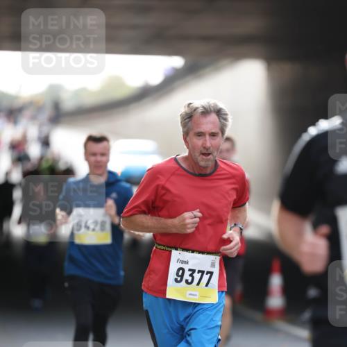 05.10.2025 - 20. swb-Marathon Bremen Michael Strokosch http://msf.ph/oto/9211228 05.10.2025 10:42:53 Laufen 9428, 9377 meine-sportfotos.de