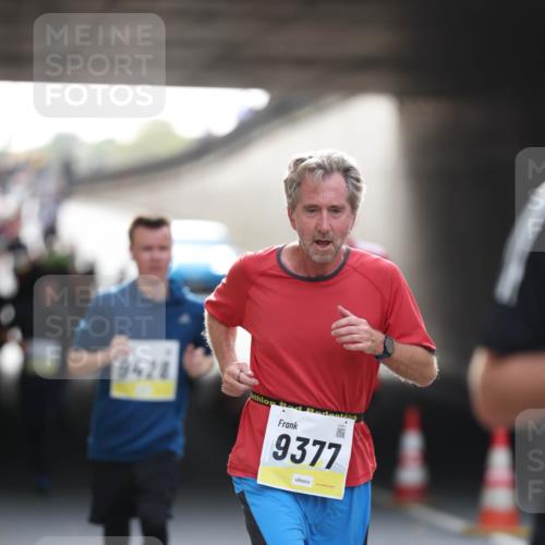 05.10.2025 - 20. swb-Marathon Bremen Michael Strokosch http://msf.ph/oto/9211229 05.10.2025 10:42:54 Laufen 9428, 9377 meine-sportfotos.de