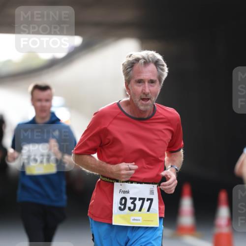 05.10.2025 - 20. swb-Marathon Bremen Michael Strokosch http://msf.ph/oto/9211231 05.10.2025 10:42:54 Laufen 9428, 9377 meine-sportfotos.de