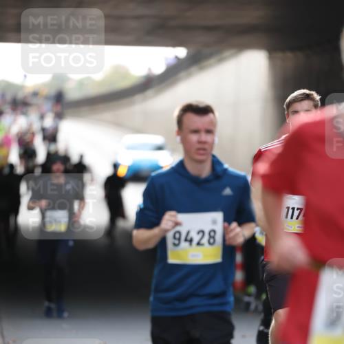 05.10.2025 - 20. swb-Marathon Bremen Michael Strokosch http://msf.ph/oto/9211233 05.10.2025 10:42:55 Laufen 9428, 117, 02375 meine-sportfotos.de