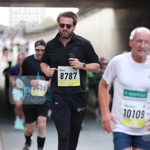 05.10.2025 - 20. swb-Marathon Bremen Michael Strokosch http://msf.ph/oto/9211306 05.10.2025 10:43:30 Laufen 9406, 8787, 10109 meine-sportfotos.de