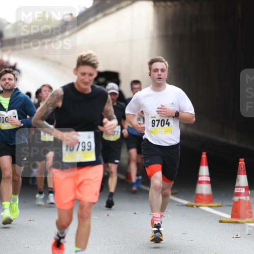 05.10.2025 - 20. swb-Marathon Bremen Michael Strokosch http://msf.ph/oto/9211355 05.10.2025 10:43:55 Laufen 100, 10799, 37, 9704 meine-sportfotos.de