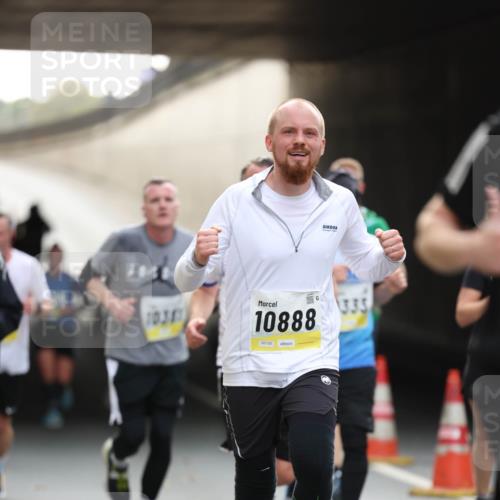 05.10.2025 - 20. swb-Marathon Bremen Michael Strokosch http://msf.ph/oto/9211438 05.10.2025 10:44:35 Laufen 10381, 10888, 02130 meine-sportfotos.de