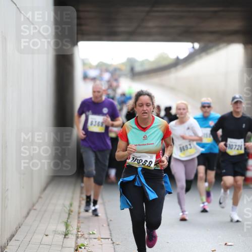 05.10.2025 - 20. swb-Marathon Bremen Michael Strokosch http://msf.ph/oto/9211473 05.10.2025 10:44:56 Laufen 8369, 6693, 10726, 0968 meine-sportfotos.de